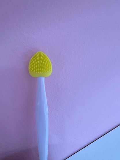 Jolie's Exfoliating Lip Brush