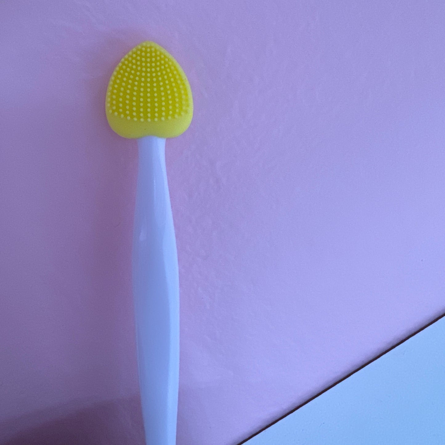 Jolie's Exfoliating Lip Brush