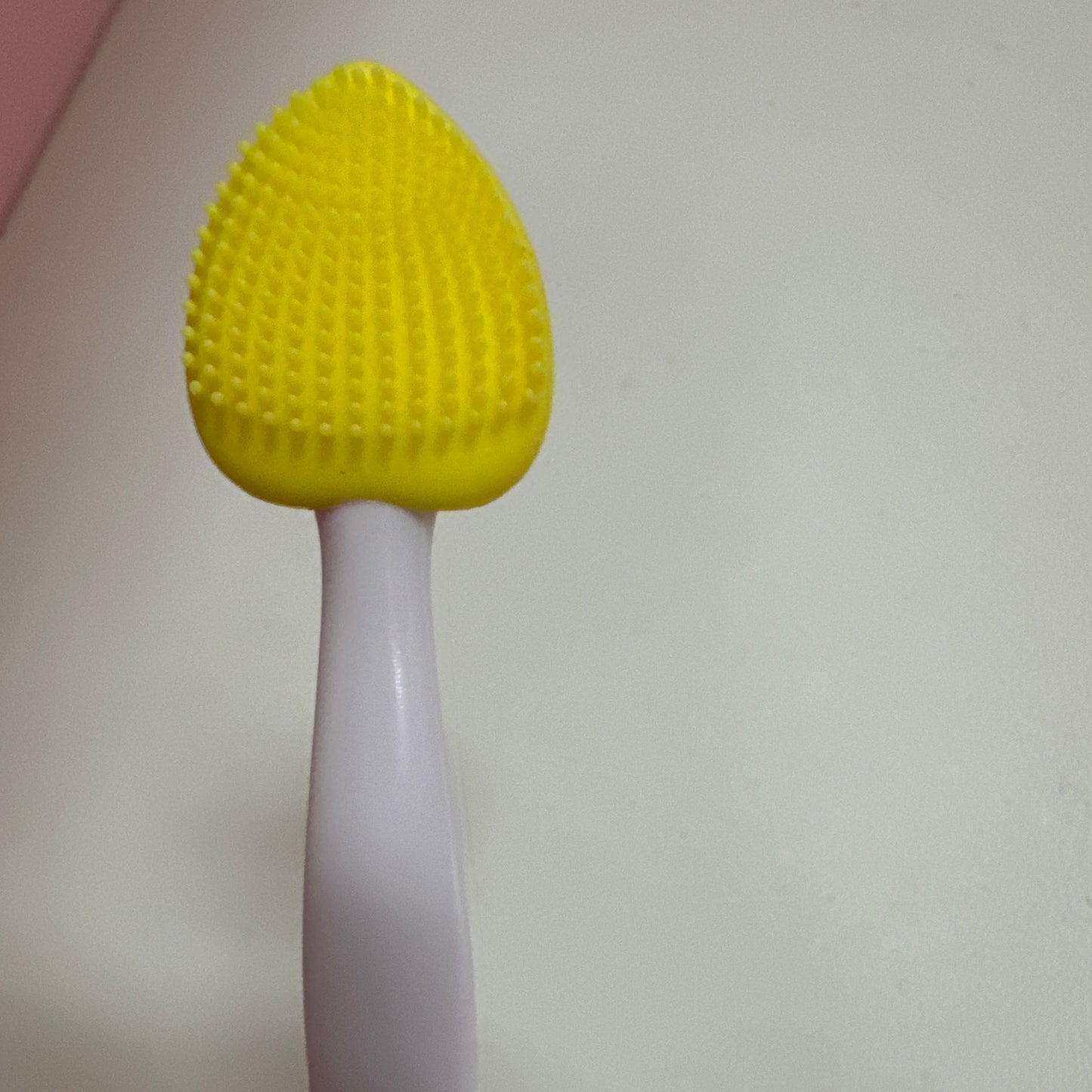 Jolie's Exfoliating Lip Brush